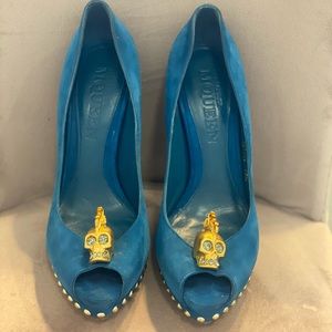 Alexander McQueen blue suede pumps with gold skull detail & hardware. Size 38.5